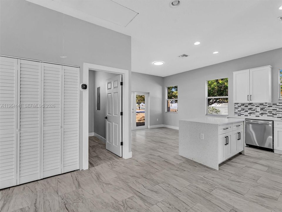 En Venta: $369,999 (4 camas, 3 baños, 1563 Pies cuadrados)