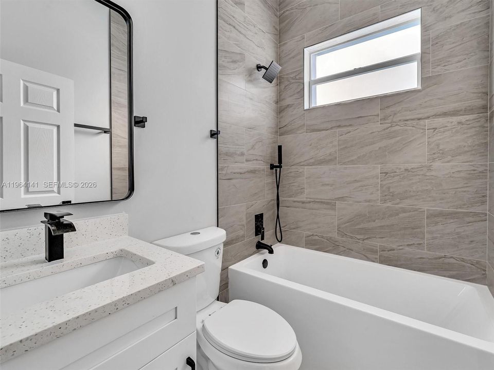 En Venta: $369,999 (4 camas, 3 baños, 1563 Pies cuadrados)