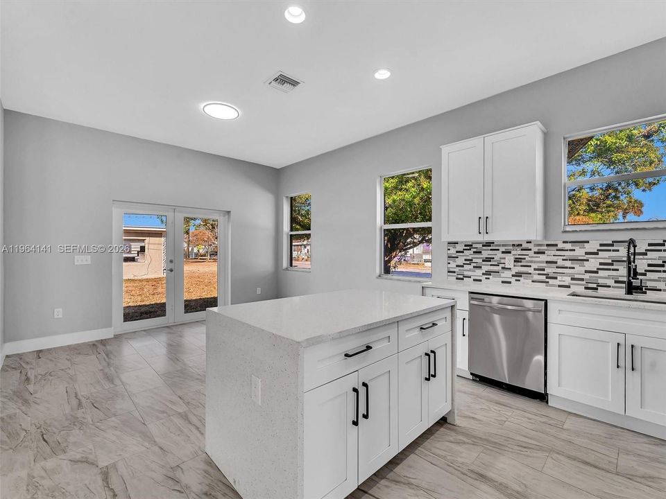 En Venta: $369,999 (4 camas, 3 baños, 1563 Pies cuadrados)