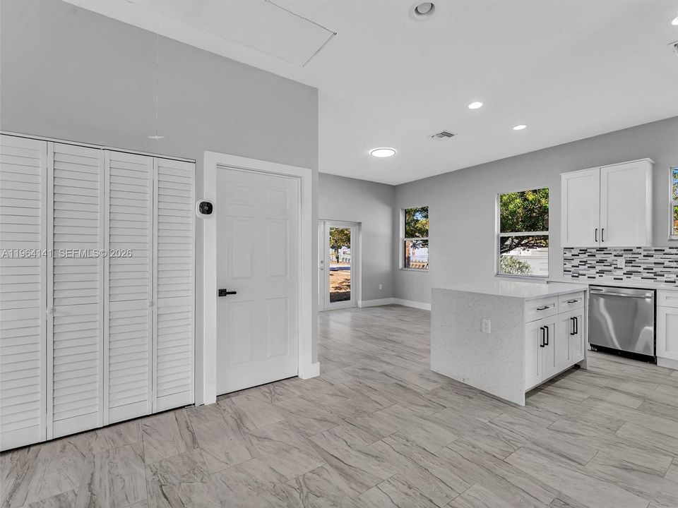 En Venta: $369,999 (4 camas, 3 baños, 1563 Pies cuadrados)