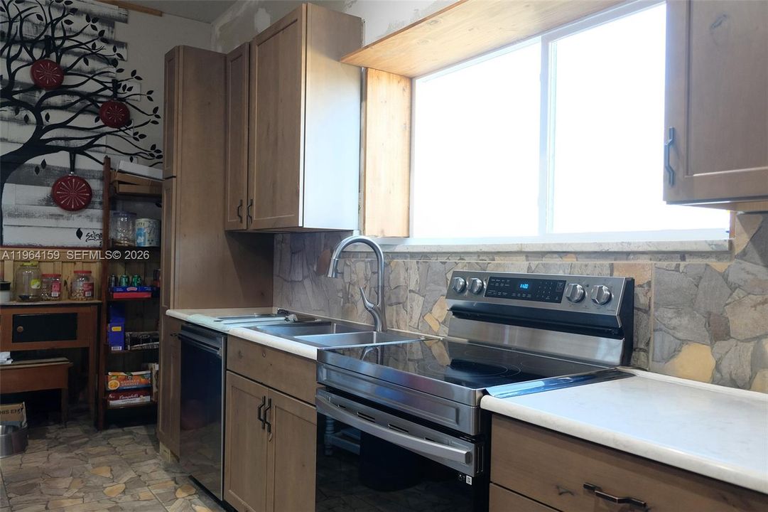 For Sale: $1,895,000 (3 beds, 2 baths, 2171 Square Feet)