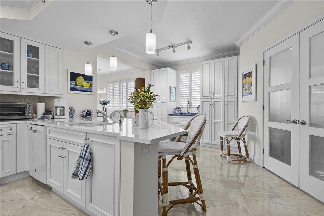 Custom Eat-In Bar