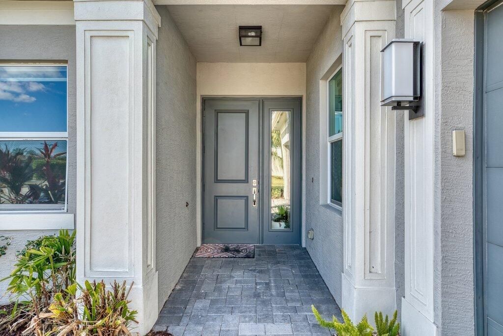 Front Entry.jpeg-SMALL