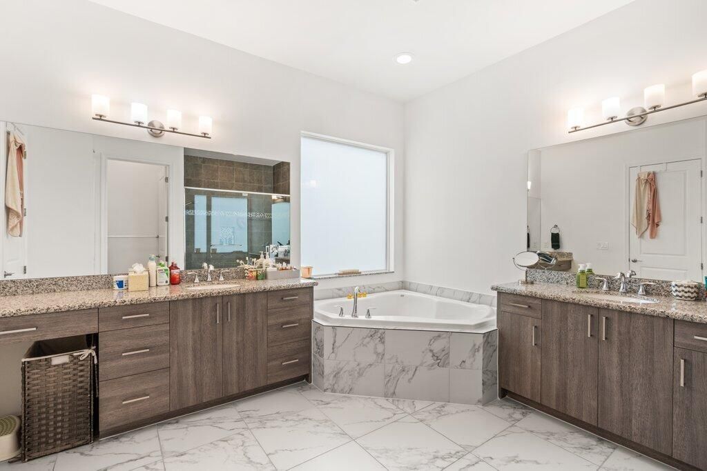 Primary Bathroom Tub.jpg-SMALL