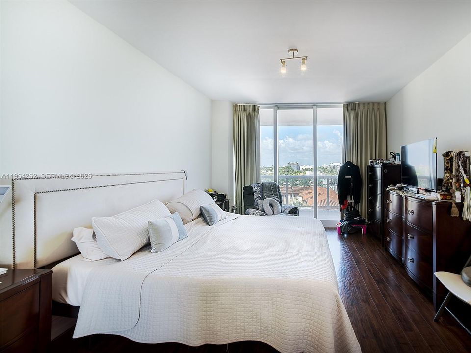 For Sale: $1,100,000 (2 beds, 2 baths, 1500 Square Feet)