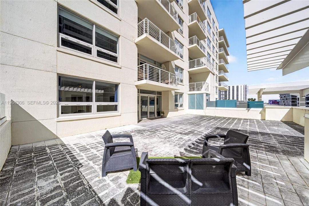 For Sale: $634,900 (2 beds, 2 baths, 1189 Square Feet)