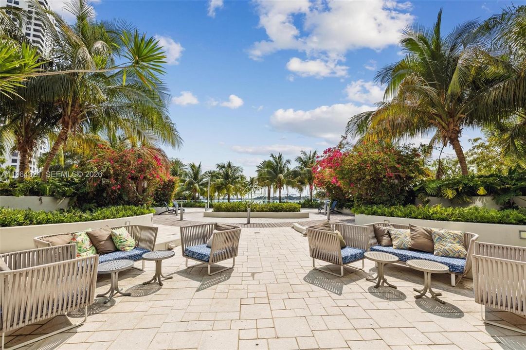 For Sale: $495,000 (1 beds, 1 baths, 729 Square Feet)
