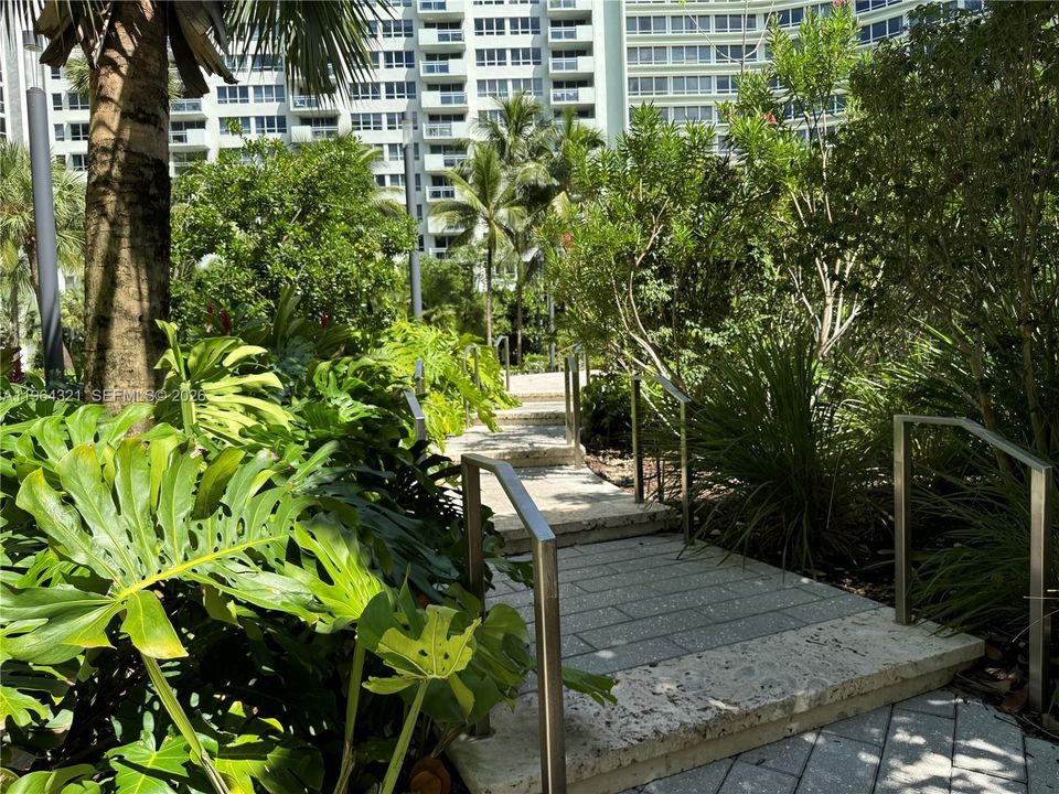 For Sale: $495,000 (1 beds, 1 baths, 729 Square Feet)
