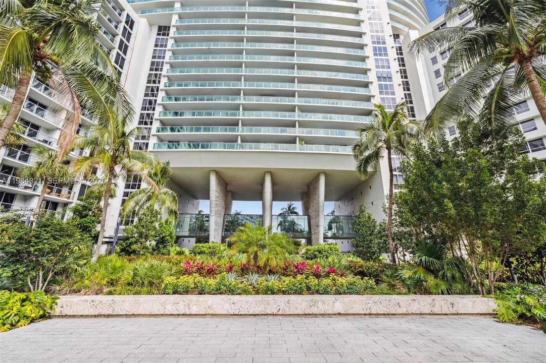 For Sale: $495,000 (1 beds, 1 baths, 729 Square Feet)