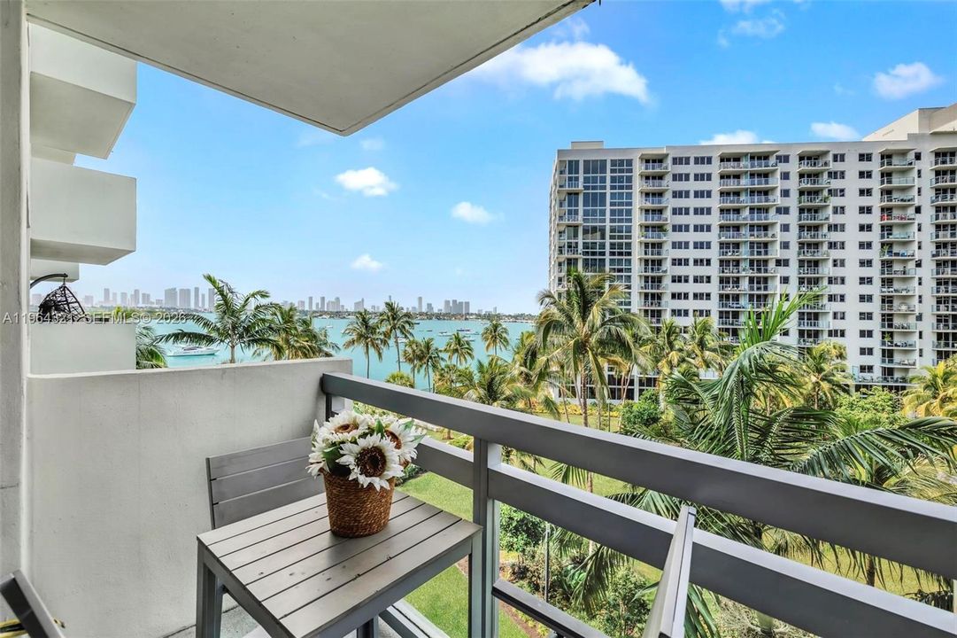 For Sale: $495,000 (1 beds, 1 baths, 729 Square Feet)