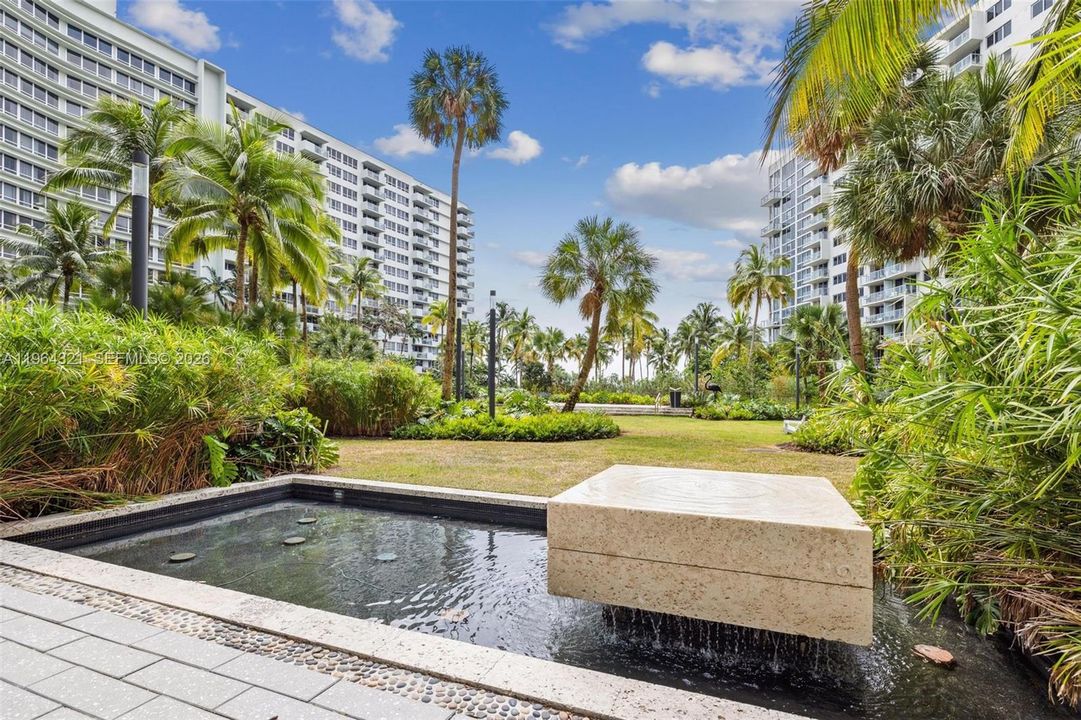 For Sale: $495,000 (1 beds, 1 baths, 729 Square Feet)