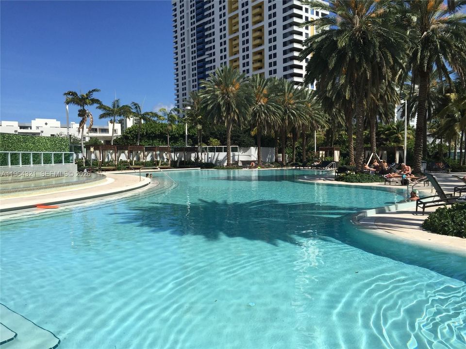 For Sale: $495,000 (1 beds, 1 baths, 729 Square Feet)