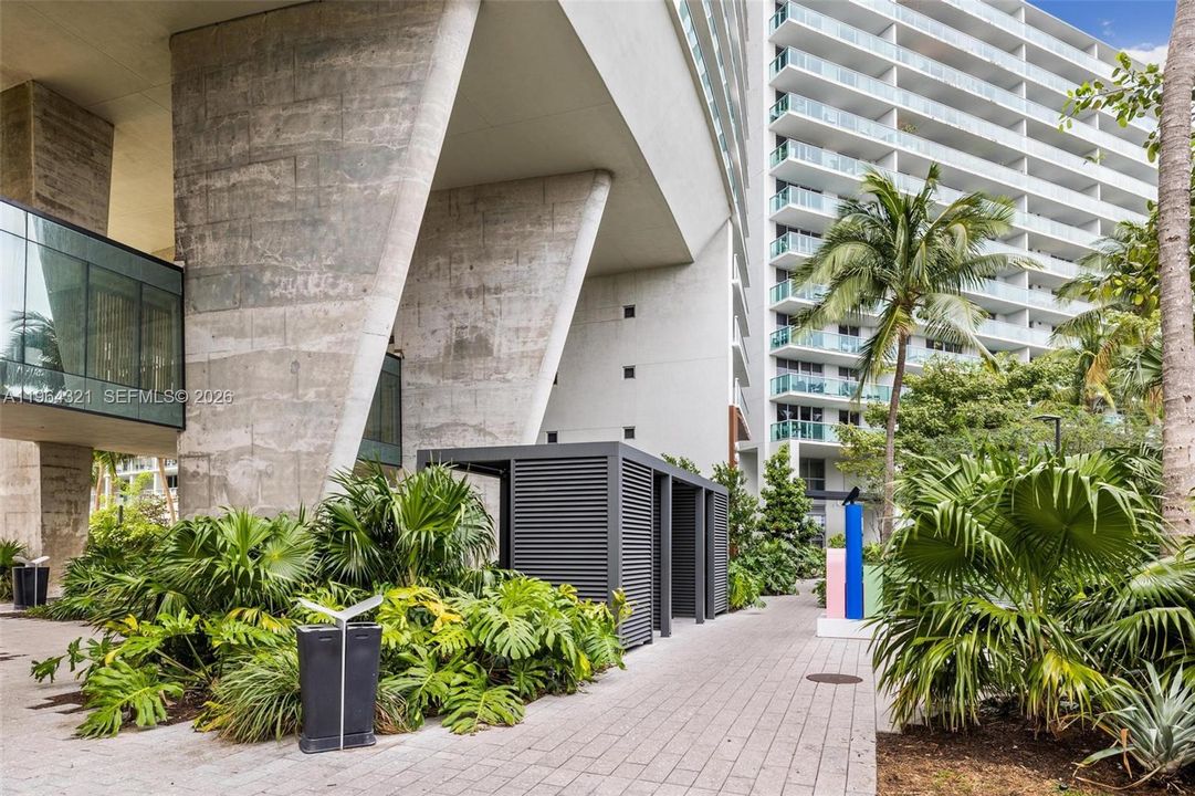 For Sale: $495,000 (1 beds, 1 baths, 729 Square Feet)