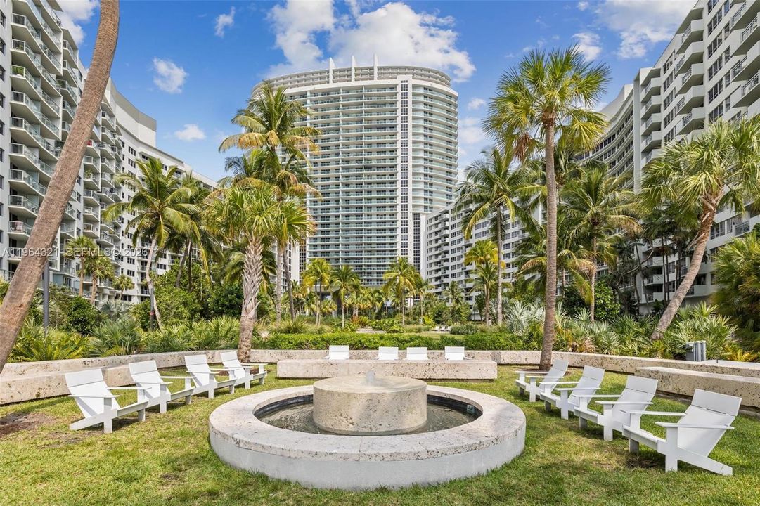 For Sale: $495,000 (1 beds, 1 baths, 729 Square Feet)