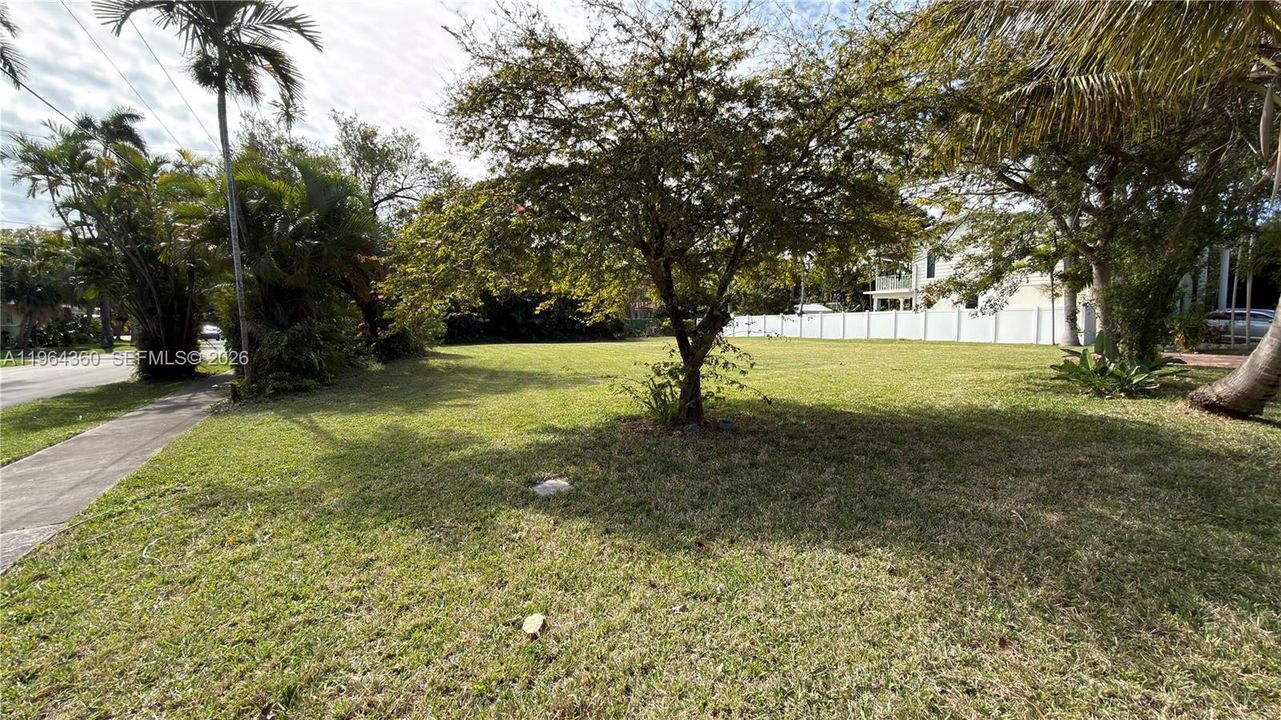 For Sale: $1,990,000 (0.30 acres)