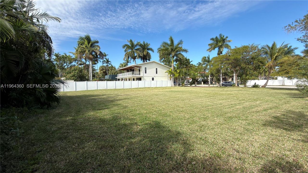 For Sale: $1,990,000 (0.30 acres)