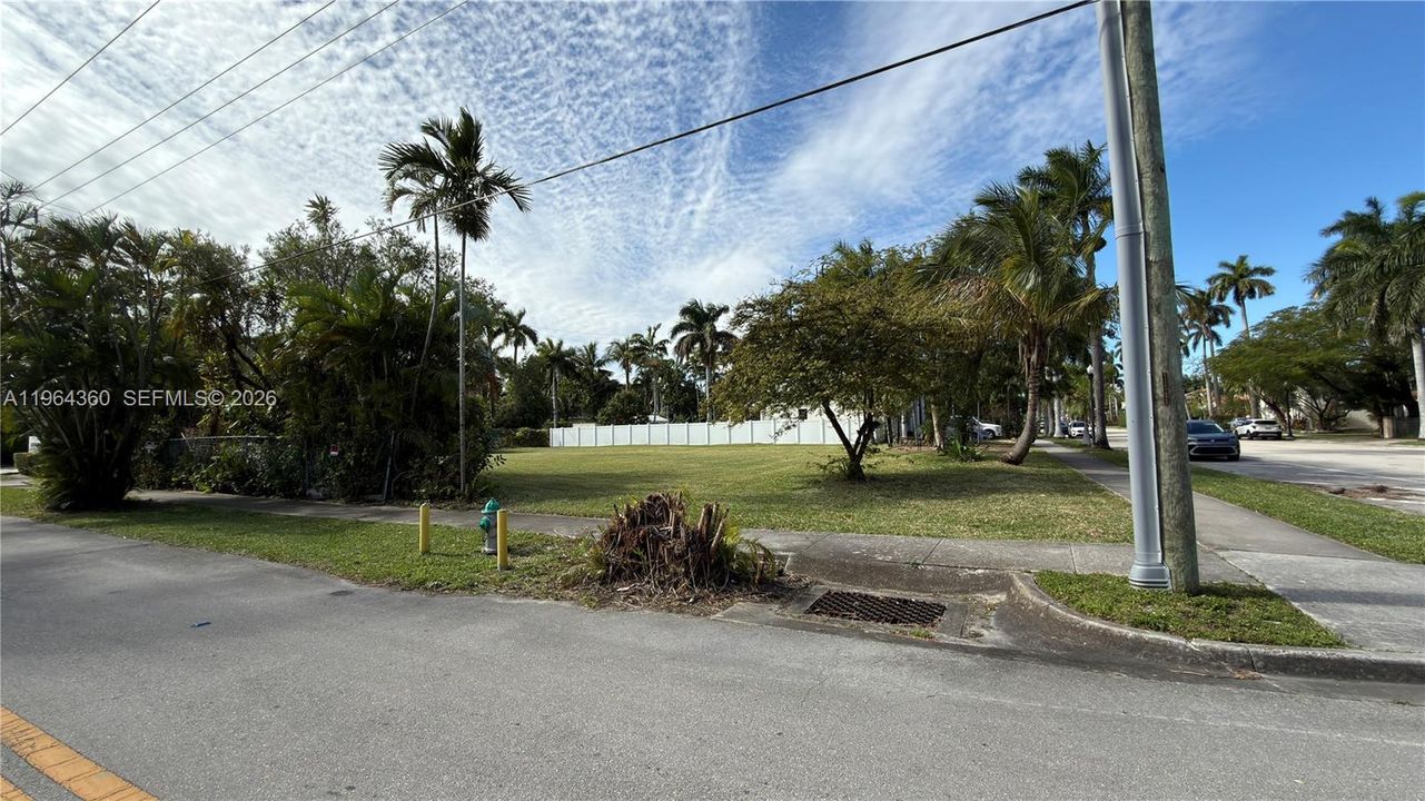 For Sale: $1,990,000 (0.30 acres)