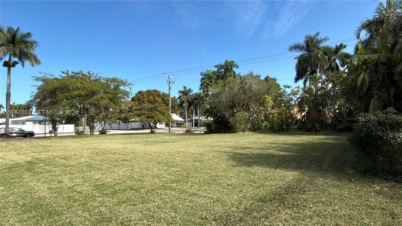 For Sale: $1,990,000 (0.30 acres)