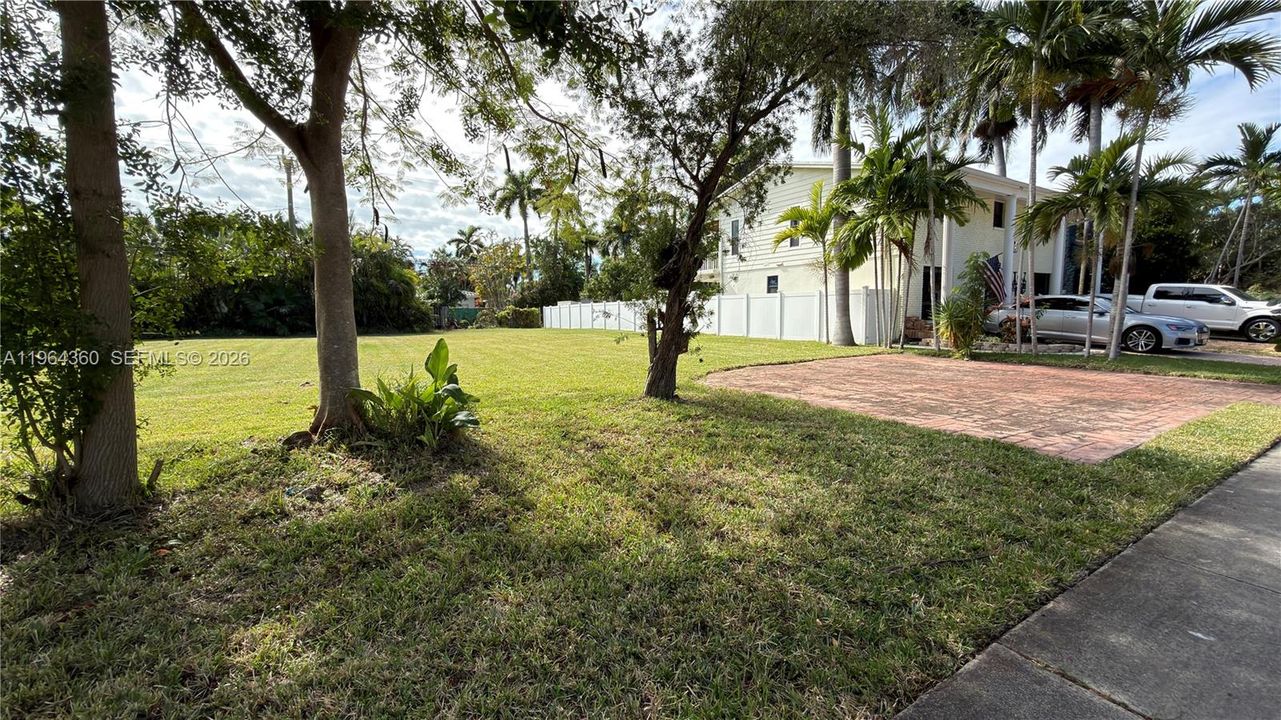 For Sale: $1,990,000 (0.30 acres)