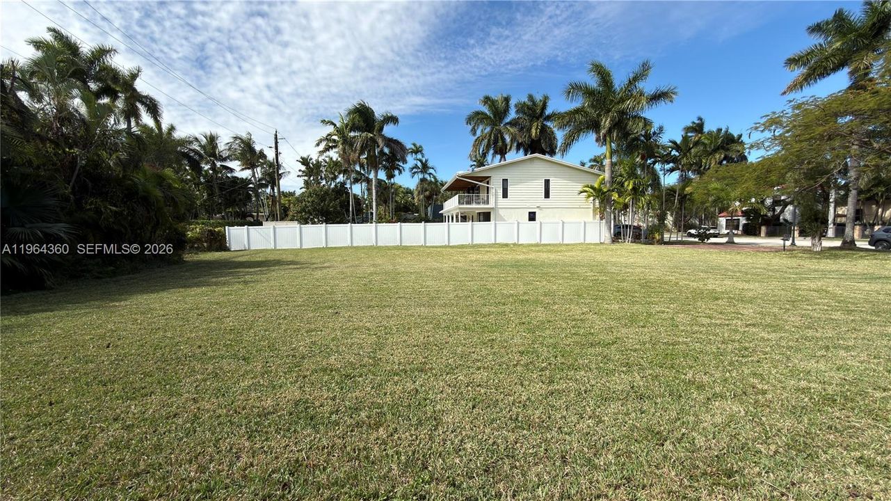 For Sale: $1,990,000 (0.30 acres)