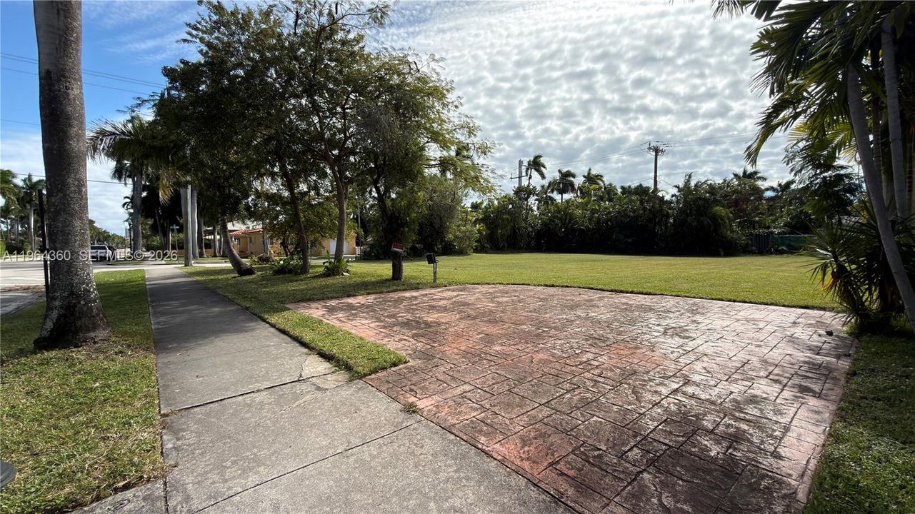 For Sale: $1,990,000 (0.30 acres)