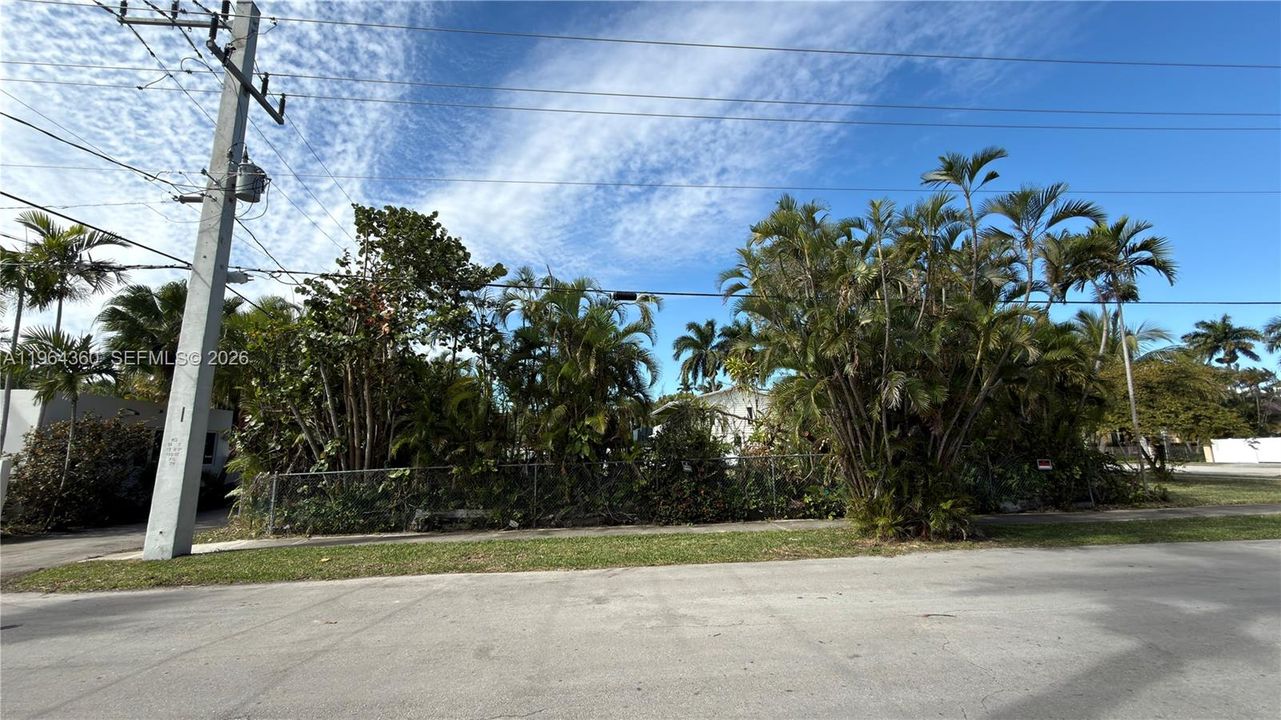 For Sale: $1,990,000 (0.30 acres)