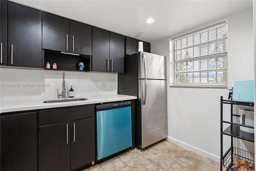 For Sale: $239,000 (1 beds, 1 baths, 615 Square Feet)