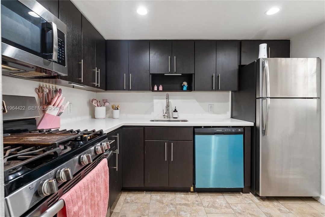 For Sale: $239,000 (1 beds, 1 baths, 615 Square Feet)