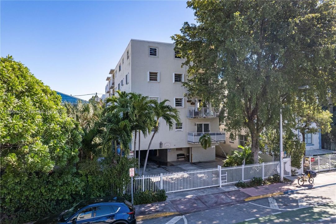 For Sale: $239,000 (1 beds, 1 baths, 615 Square Feet)