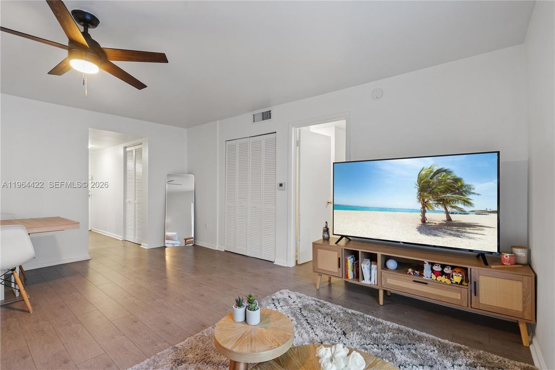 For Sale: $239,000 (1 beds, 1 baths, 615 Square Feet)
