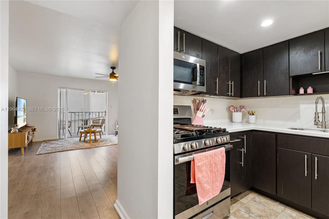 For Sale: $239,000 (1 beds, 1 baths, 615 Square Feet)