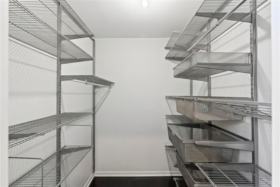 WALK-IN CLOSET