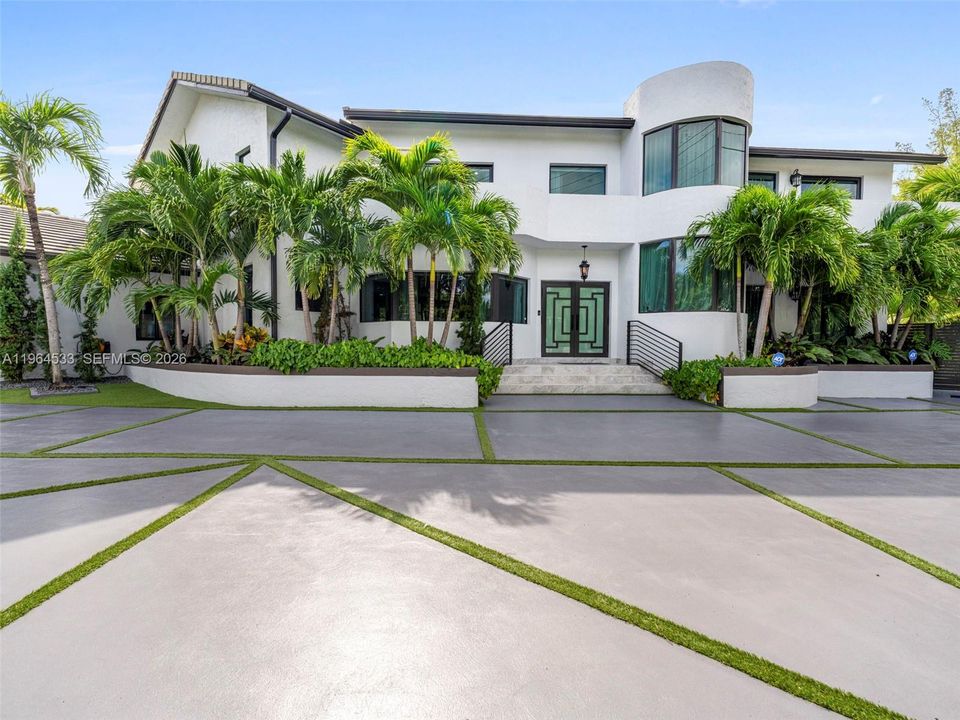Corner lotPool & Spa2 Car Garage Remodeled 2024