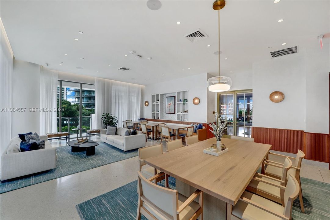 For Sale: $1,950,000 (2 beds, 2 baths, 905 Square Feet)