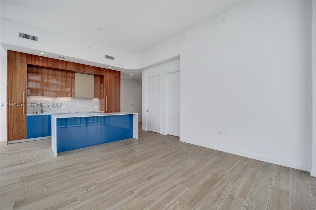 For Sale: $1,950,000 (2 beds, 2 baths, 905 Square Feet)