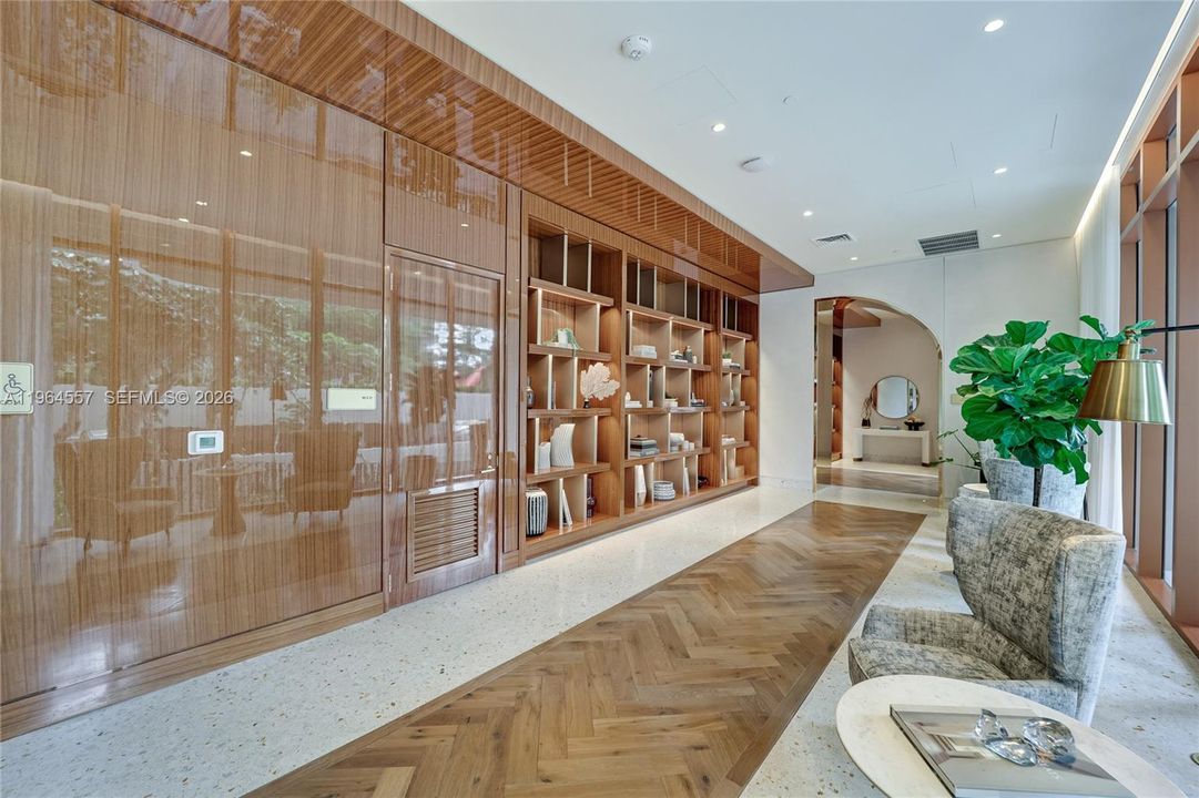 For Sale: $1,950,000 (2 beds, 2 baths, 905 Square Feet)