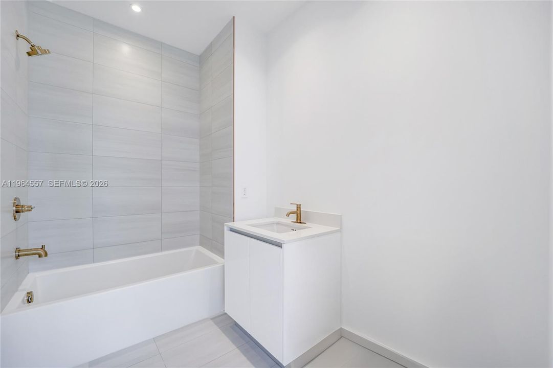 For Sale: $1,950,000 (2 beds, 2 baths, 905 Square Feet)