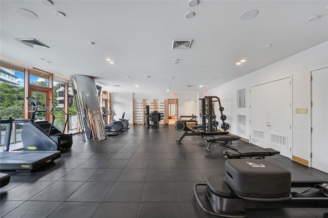 For Sale: $1,950,000 (2 beds, 2 baths, 905 Square Feet)