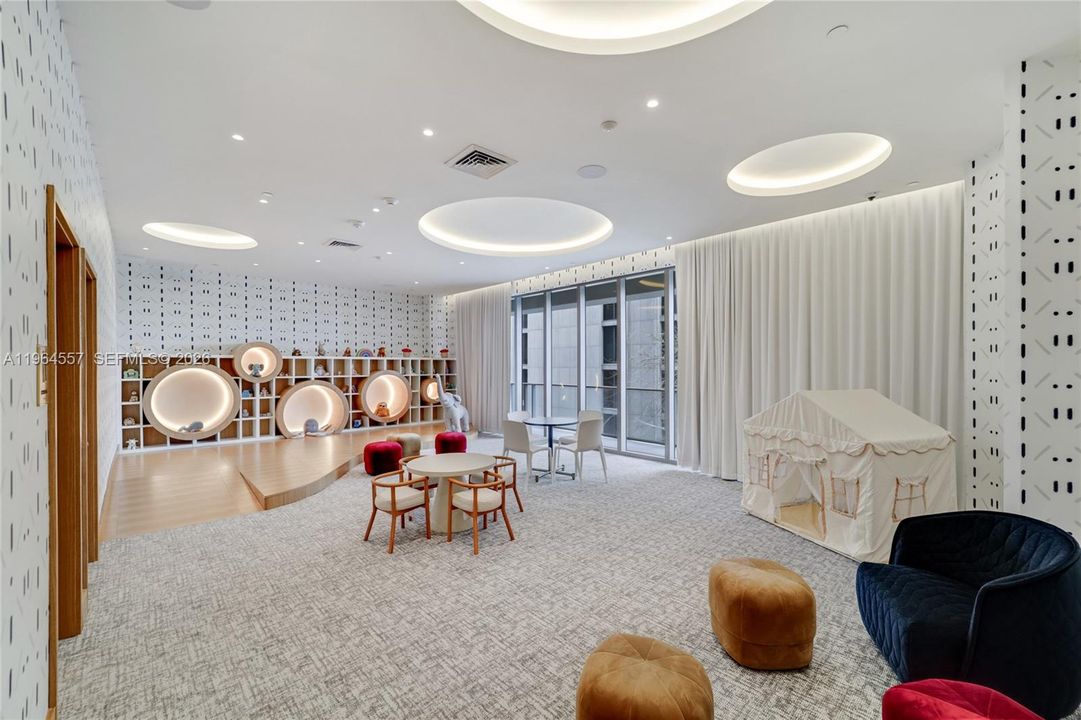 For Sale: $1,950,000 (2 beds, 2 baths, 905 Square Feet)