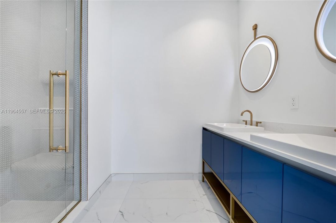 For Sale: $1,950,000 (2 beds, 2 baths, 905 Square Feet)
