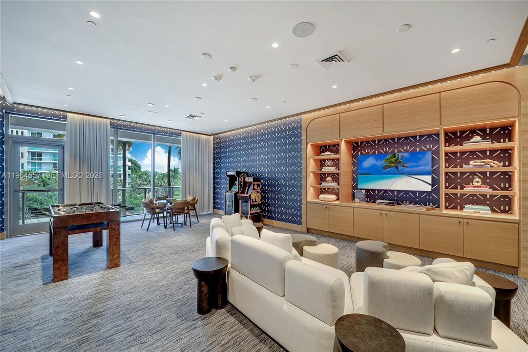 For Sale: $1,950,000 (2 beds, 2 baths, 905 Square Feet)