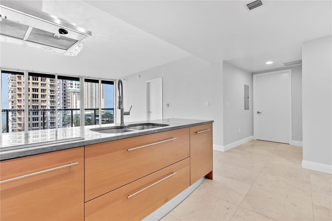 For Sale: $660,000 (1 beds, 1 baths, 882 Square Feet)