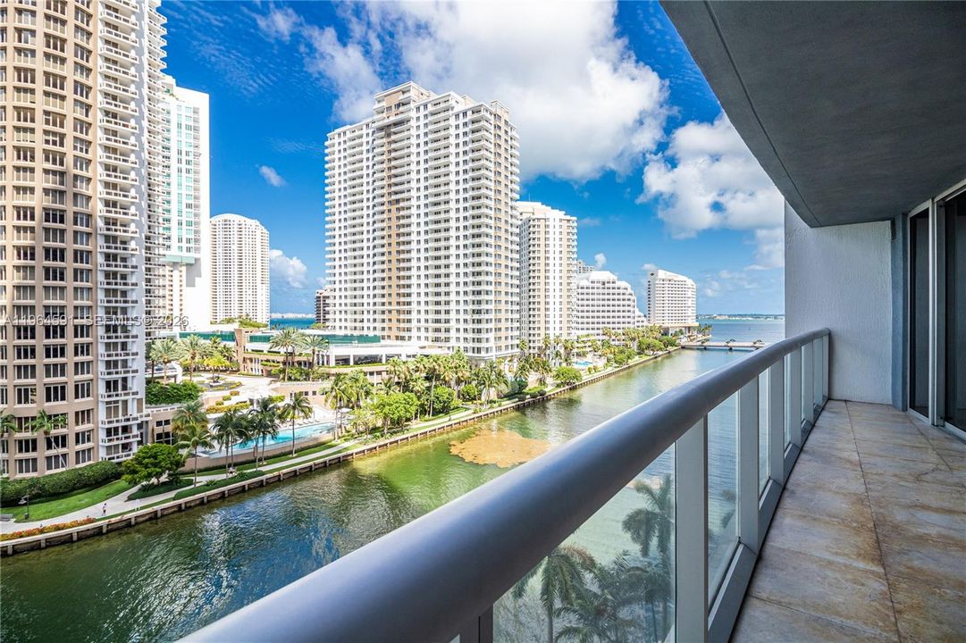For Sale: $660,000 (1 beds, 1 baths, 882 Square Feet)