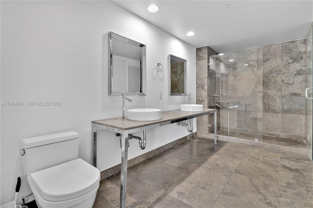For Sale: $660,000 (1 beds, 1 baths, 882 Square Feet)