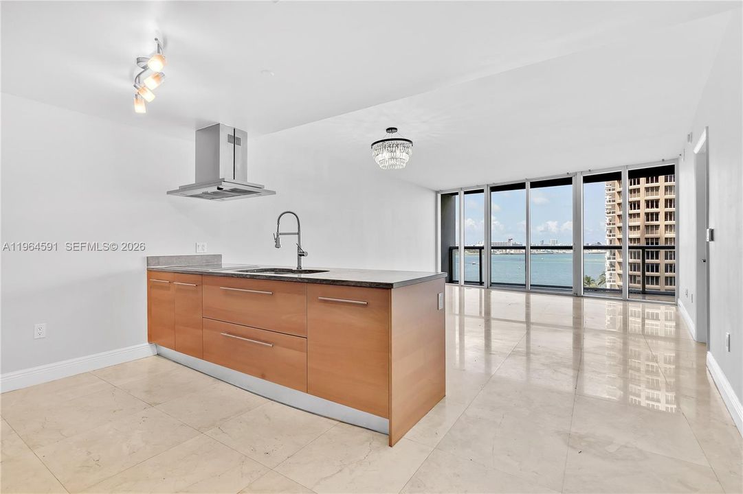 For Sale: $660,000 (1 beds, 1 baths, 882 Square Feet)