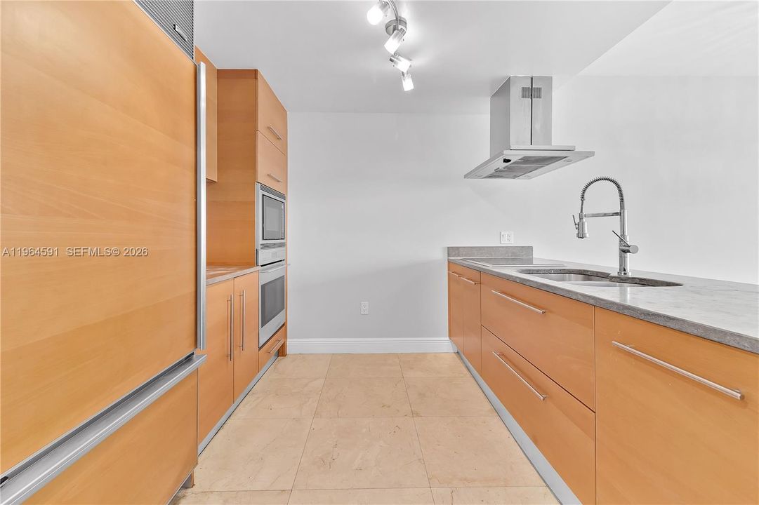 For Sale: $660,000 (1 beds, 1 baths, 882 Square Feet)