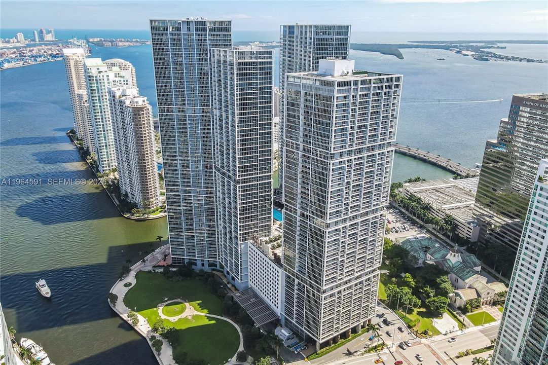 For Sale: $660,000 (1 beds, 1 baths, 882 Square Feet)
