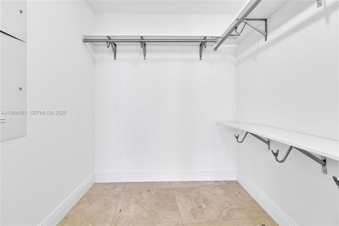 For Sale: $660,000 (1 beds, 1 baths, 882 Square Feet)