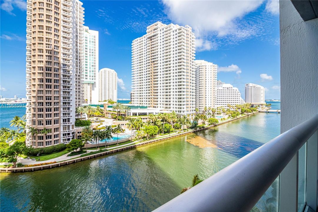 For Sale: $660,000 (1 beds, 1 baths, 882 Square Feet)