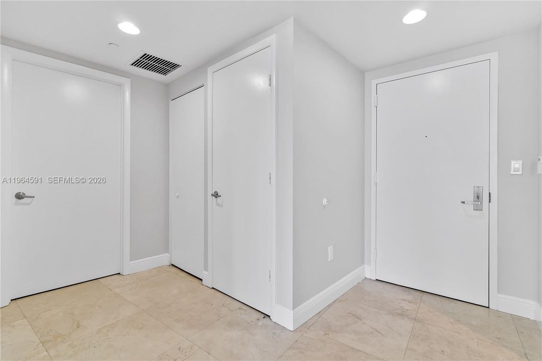 For Sale: $660,000 (1 beds, 1 baths, 882 Square Feet)